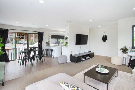 Photo of property in 1/27 Sovereign Place, Glenfield, Auckland, 0629