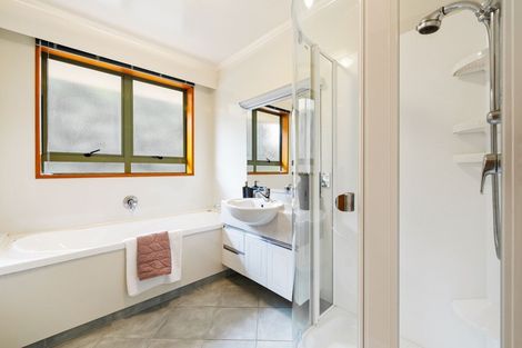 Photo of property in 10 Sunset Road, Unsworth Heights, Auckland, 0632