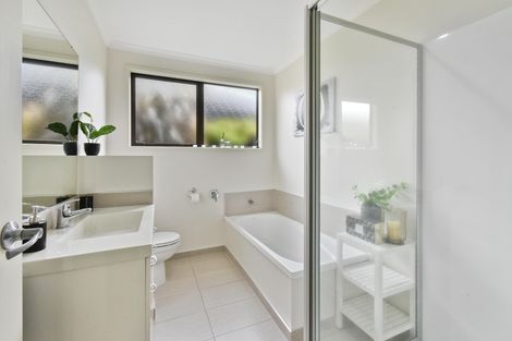 Photo of property in 6 Mcgowan Rise, Tuakau, 2121