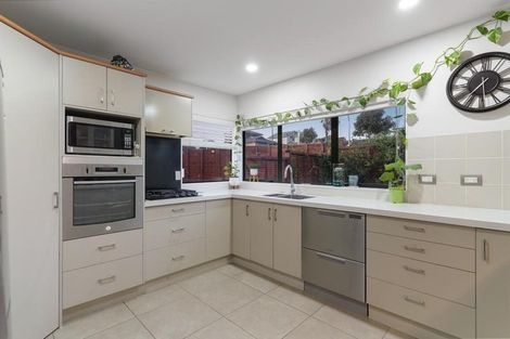 Photo of property in 30 Hercules Drive, Henderson, Auckland, 0612