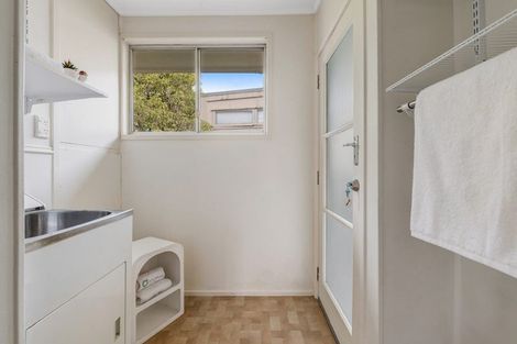 Photo of property in 12 Finn Place, Totara Vale, Auckland, 0629