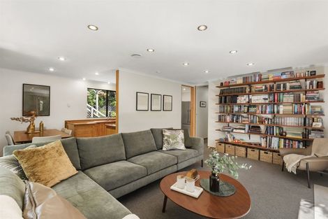 Photo of property in 2 Hiwihau Place, Glenfield, Auckland, 0629