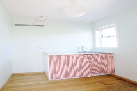 Photo of property in 42 Kervil Avenue, Te Atatu Peninsula, Auckland, 0610