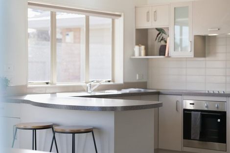 Photo of property in 15 Balmerino Grove, Waikanae, 5036