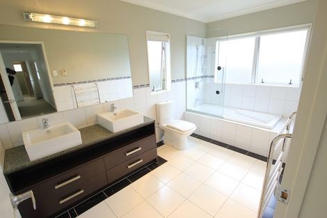 Photo of property in 15 Newbury Place, Schnapper Rock, Auckland, 0632