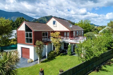 Photo of property in 2 Huia Street, Waikawa, Picton, 7220