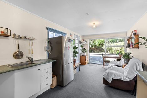 Photo of property in 43 Rewarewa Road, Te Atatu Peninsula, Auckland, 0610