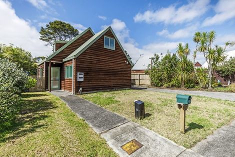 Photo of property in 19 Caspian Close, New Lynn, Auckland, 0600
