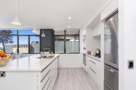 Photo of property in 2/48 Marine Parade, Mount Maunganui, 3116