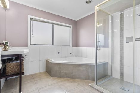 Photo of property in 14 Tranquility Rise, Mellons Bay, Auckland, 2014
