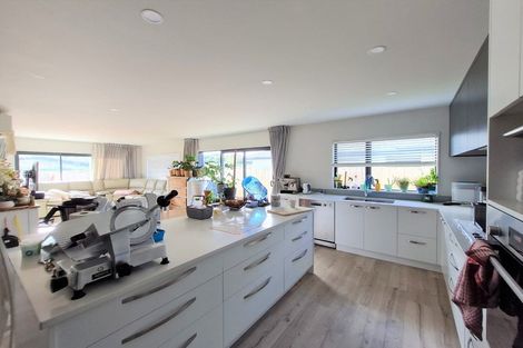 Photo of property in 115 Karepiro Drive, Stanmore Bay, Whangaparaoa, 0932