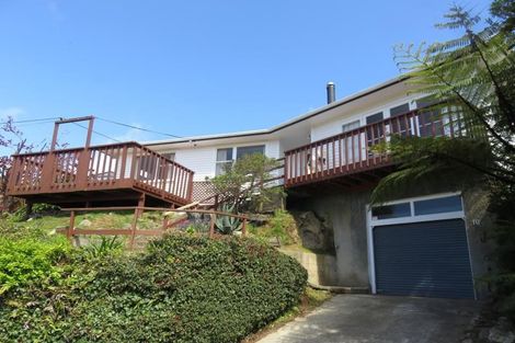 Photo of property in 10 Stella Grove, Newlands, Wellington, 6037