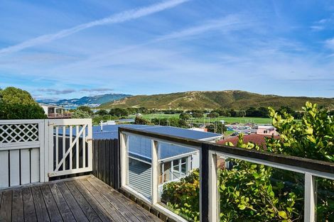 Photo of property in 9 Mana View Road, Paremata, Porirua, 5026