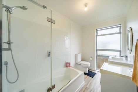 Photo of property in 90 Sunstone Crescent, Timberlea, Upper Hutt, 5018
