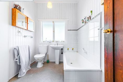 Photo of property in 8 Nikau Street, New Lynn, Auckland, 0600