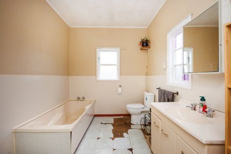 Photo of property in 80 Willoughby Street, Halcombe, Feilding, 4779
