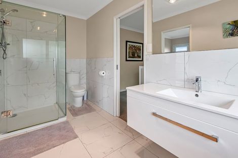 Photo of property in 22 Karoro Road, One Tree Point, 0118