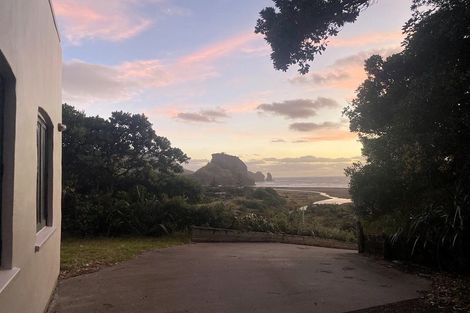 Photo of property in 175 Marine Parade North, Piha, New Lynn, 0772