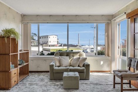 Photo of property in 27 South Road, Moturoa, New Plymouth, 4310