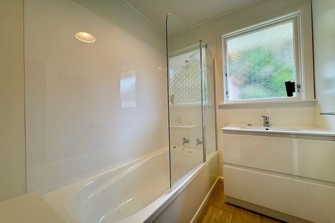 Photo of property in 19 Catherine Crescent, Paparangi, Wellington, 6037