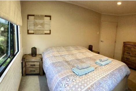 Photo of property in 16 Provence Esplanade, Te Atatu Peninsula, Auckland, 0610