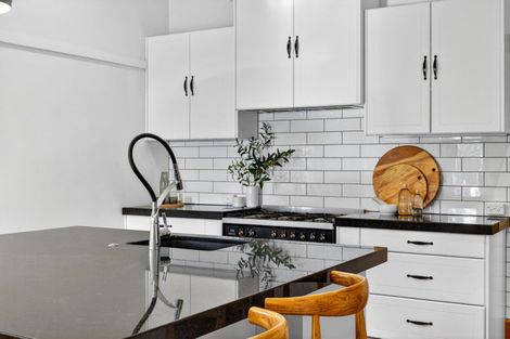 Photo of property in 60 Milton Road, Bluff Hill, Napier, 4110