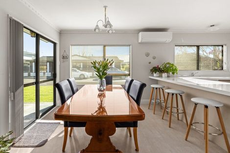 Photo of property in 6 Matthews Place, Taradale, Napier, 4112