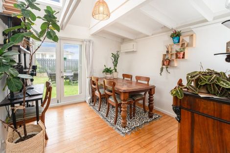 Photo of property in 17 Fitzpatrick Street, Newlands, Wellington, 6037