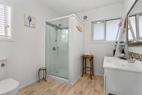 Photo of property in 127 Mckellar Place, Whangamata, 3620