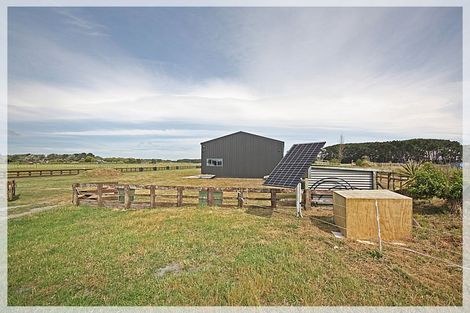 Photo of property in 10 Ripa Street, Tangimoana, 4822
