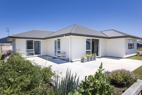 Photo of property in 2 Hydrangea Lane, Milson, Palmerston North, 4414