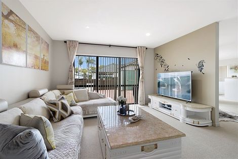Photo of property in 17 Semillon Avenue, Henderson, Auckland, 0612