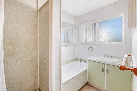 Photo of property in 16 Pohutukawa Avenue, Red Beach, 0932