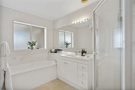 Photo of property in 8 Lorikeet Place, Unsworth Heights, Auckland, 0632