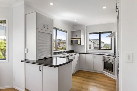 Photo of property in 10 Bennett Grove, Newlands, Wellington, 6037