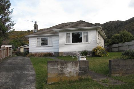 Photo of property in 35 Lees Grove, Wainuiomata, Lower Hutt, 5014