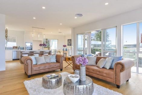 Photo of property in 32 Ngahere Views, Orewa, 0931