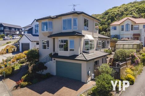 Photo of property in 16 Domett Street, Newlands, Wellington, 6037