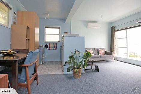 Photo of property in 2/330 Queens Drive, Lyall Bay, Wellington, 6022