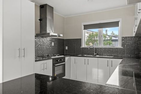 Photo of property in 2/8 Winspear Place, Manukau, Auckland, 2025