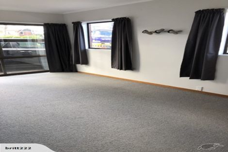 Photo of property in 28a Renata Crescent, Te Atatu Peninsula, Auckland, 0610