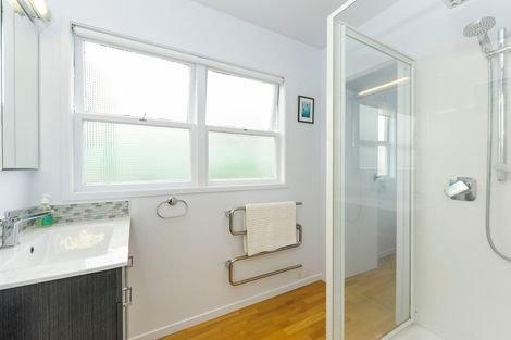 Photo of property in 12 De Val Drive, Titirangi, Auckland, 0604