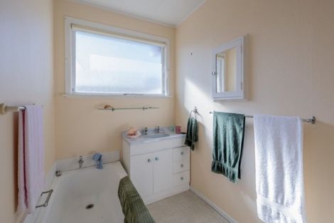 Photo of property in 2 Ely Place, Levin, 5510