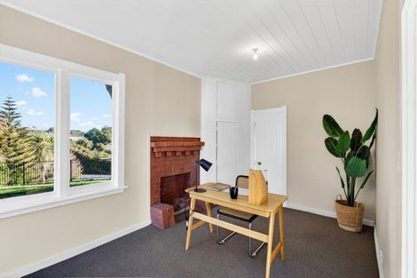 Photo of property in 60 Milton Road, Bluff Hill, Napier, 4110