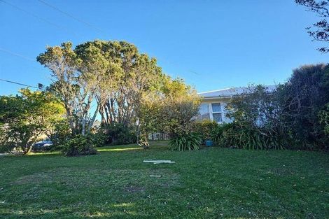 Photo of property in 2 Alder Place, Newlands, Wellington, 6037