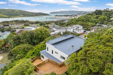 Photo of property in 8a Kiriwai Road, Paremata, Porirua, 5024