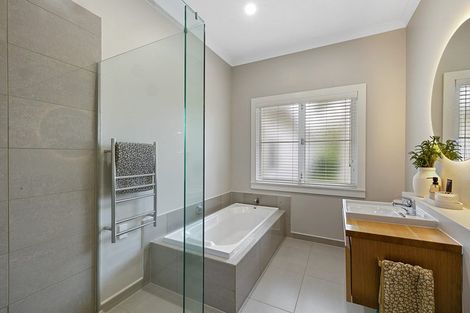 Photo of property in 66 Paynters Avenue, Strandon, New Plymouth, 4312