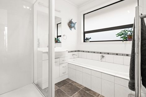 Photo of property in 123 Arataki Road, Havelock North, 4130