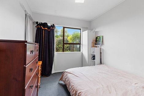 Photo of property in 40a Somes Crescent, Newlands, Wellington, 6037