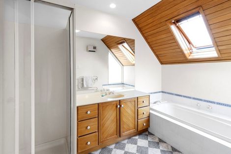 Photo of property in 25 Brockhall Lane, Avonhead, Christchurch, 8042